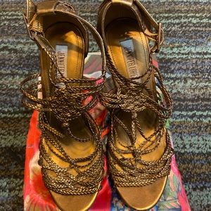 Cuttteeee Gold Jennifer Lopez shoes!